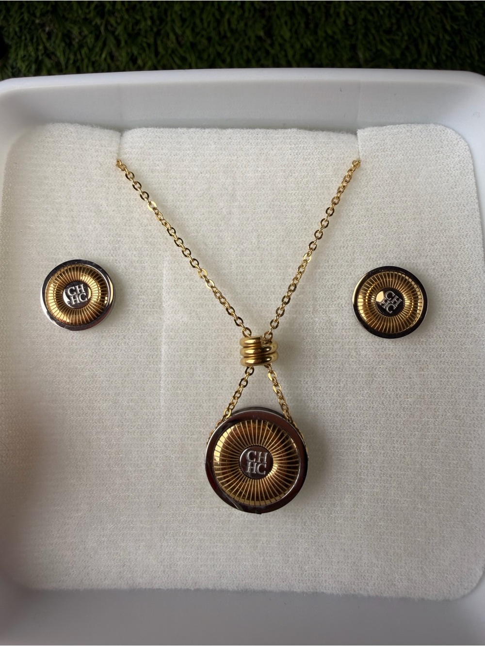 Carolina herrera
Gold-Tone Pendant Necklace and Stud Earrings Set -